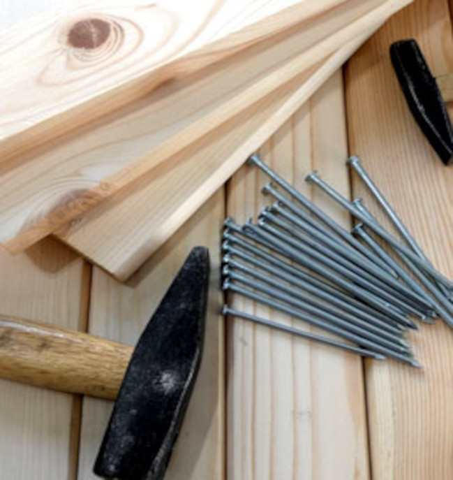 Holz, Hammer und Nägel