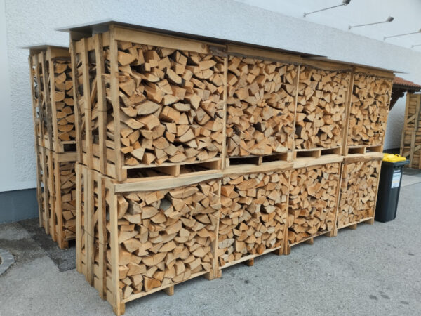 Buchenbrennholz. Ein RM im Kasten.