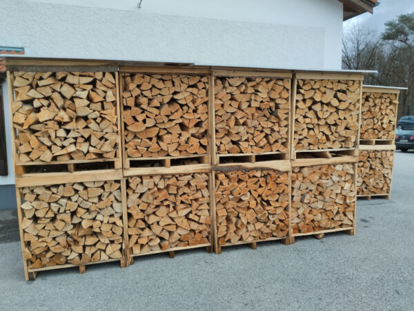 Buchenbrennholz. Ein RM im Kasten.