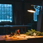 Weihnachtsurlaub der Tischlerei Kornmueller-Konzept - Werkbank mit Hobel und Tannenwedel