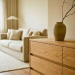 Japandi 5 Japandi - Ein aufgeräumtes Wohnzimmer.